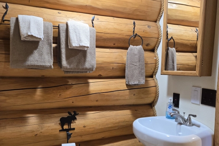 Lazy Salmon Chinook Cabin Bathroom 750x500 1