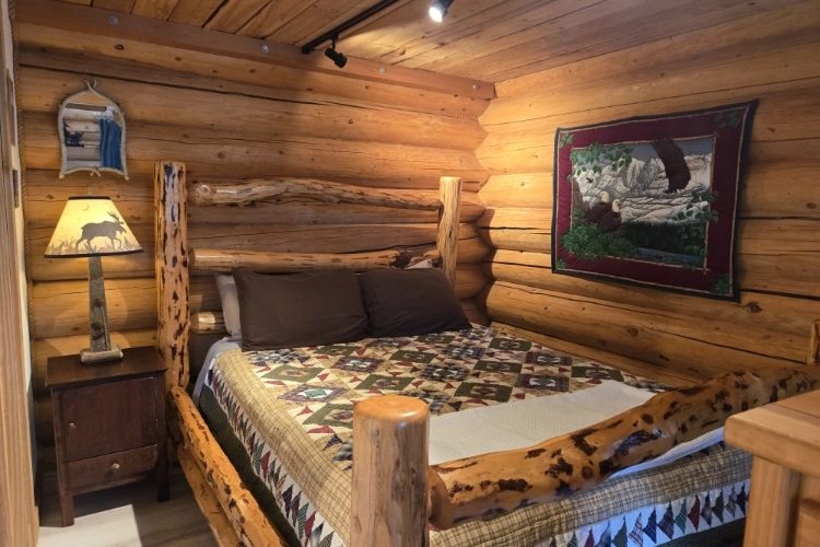 Lazy Salmon Chinook Downstairs Queen Bed 750x500 1